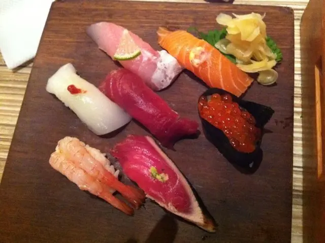 [立舟壽司套餐]，包含鮪魚手捲、握壽司、沙拉、鹽燒秋刀魚、附味噌湯。