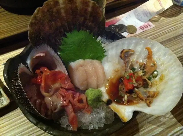 貝類生魚片(帆立貝、赤貝)