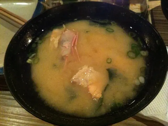 味噌湯有很多料,蝦頭、鮭魚骨。