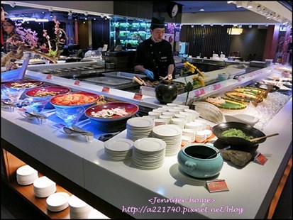 每一個吧台區現做的食物讓客人看得到<新鮮>也讓客人看到機動性的<服務> 