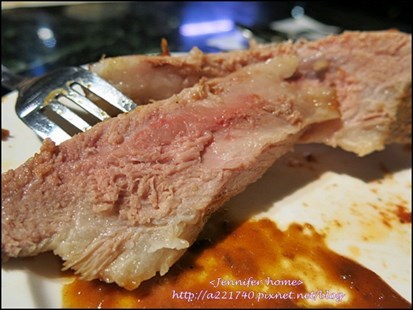 豬肋排外皮較乾切開後粉嫩的本色就出現了，粉嫩的肋肉入口帶著淡淡炭香味，不澀牙~柔滑