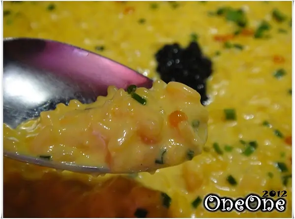 歐西珈魚子醬搭海膽燉飯