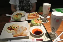 葡萄奶酥吐司+荷包蛋+時令沙拉及台式蘿蔔糕+荷包蛋+時令沙拉(每份TWD$120)