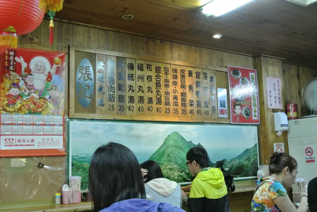 除了魚丸之外,有魯肉飯, 乾麵, 還有一些小食, 例如皮蛋豆腐, 小黃瓜, 豆干.....