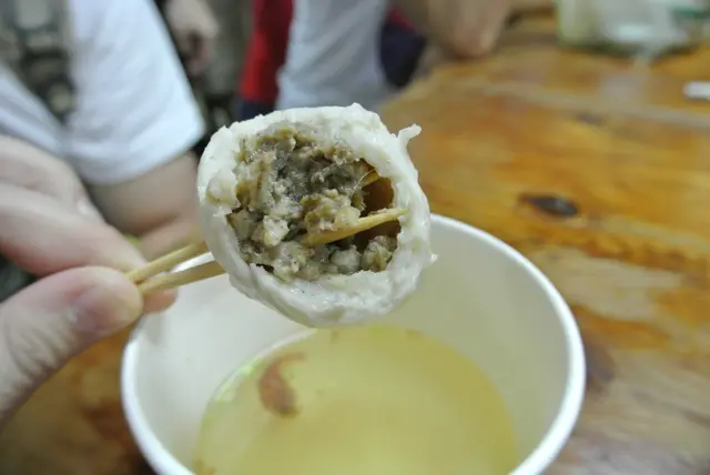 福州魚丸很大粒但只有一顆,是包餡的魚丸,魚肉彈性十足