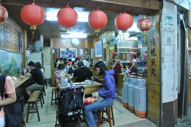 枱櫈都是木製造, 好有當地風情的感覺, 更是好有鄉土人情味