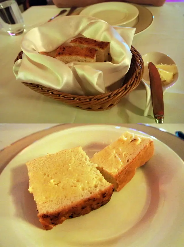 微熱的意大利香草包(Focaccia)搽上牛油都好香又鬆軟美味.好香濃的香草味