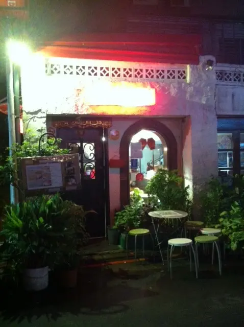 店外擺放一張桌子，不介意被人來人往的人群看到食相的話，歡迎來坐。