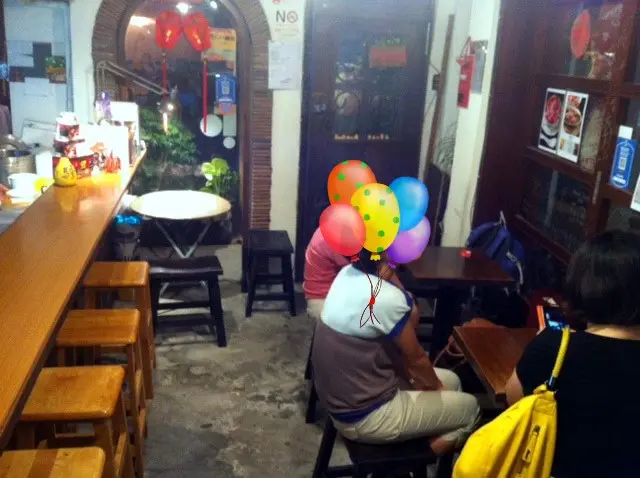 店內5坪大小，可坐10多人。