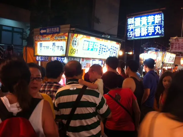 由開攤營業到收攤，都排著長長的人龍。