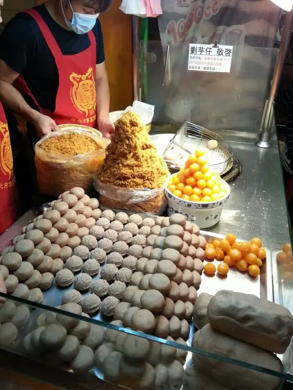 主要材料，甲仙芋頭及堆得高高的黑毛豬肉鬆、鹹蛋黃，食材透明化，吃得安心有信心！
