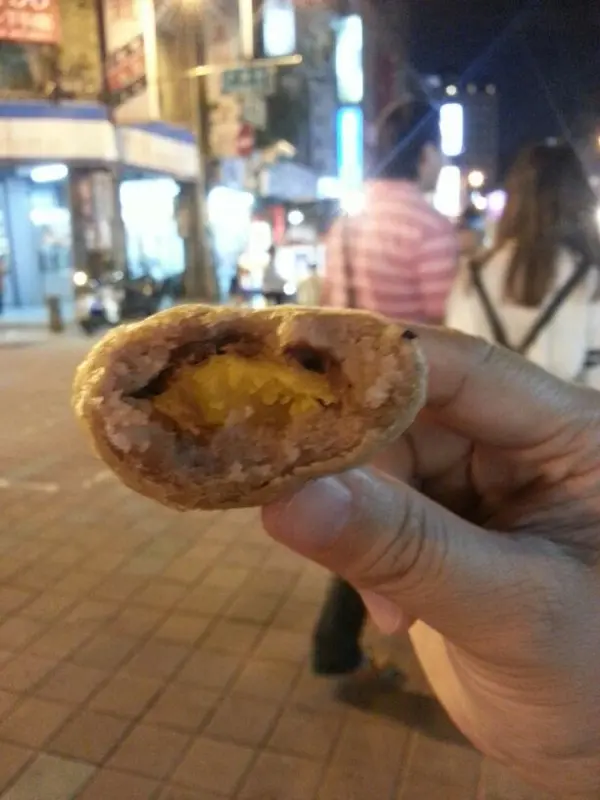 蛋黃芋餅 ($ 20)，芋泥包著半顆鴨蛋黃、肉鬆，鹹味剛好。