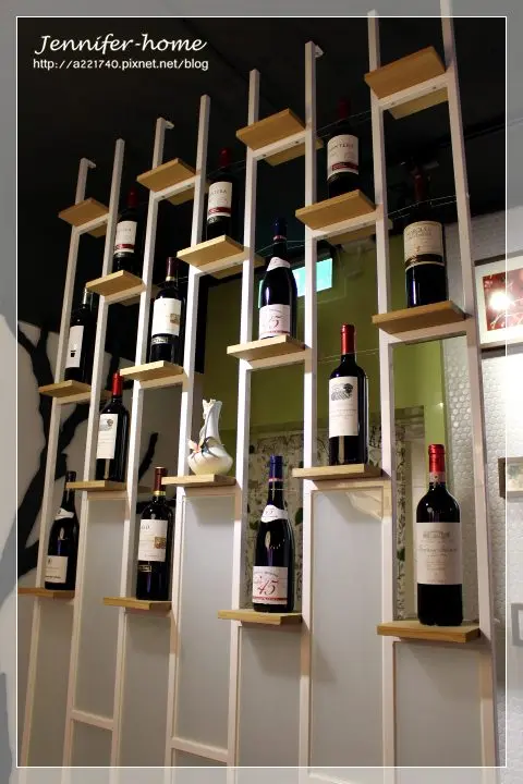 這酒屏風上擺的應該是真酒吧想不到吧..其實是用來擋廁所的