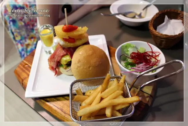 ~夏威夷起士牛肉堡(單點$230)~