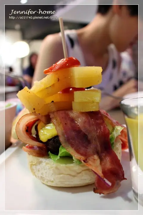 喔...這大漢堡層層疊疊的誘惑真是壞喔!!!我要從哪裡下手啊?