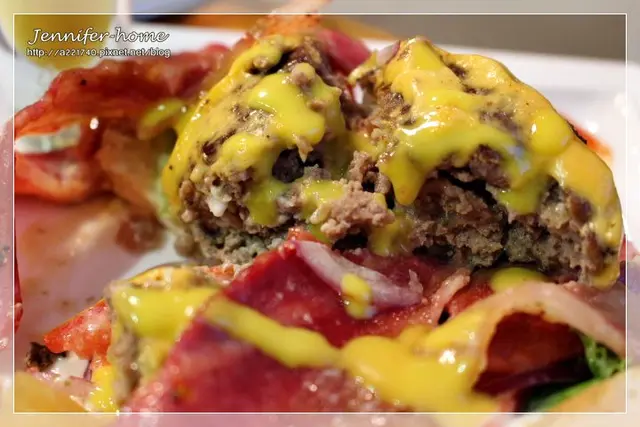 已經一層融化的起士再淋上蜂蜜芥末醬的漢堡 肉汁中的乳香味再多了一個甜嗆來爭寵...出色出色