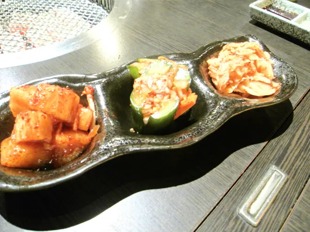 泡菜綜合 $ 90，有3種款式，都是店家自家製的。