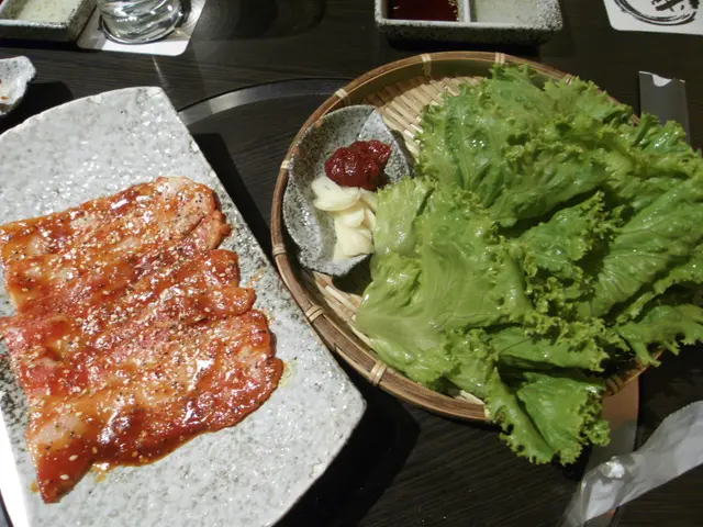 健康豬五花 , 韓式食法，附生菜、蒜片及韓式辣醬，用菜葉包著肉來吃。