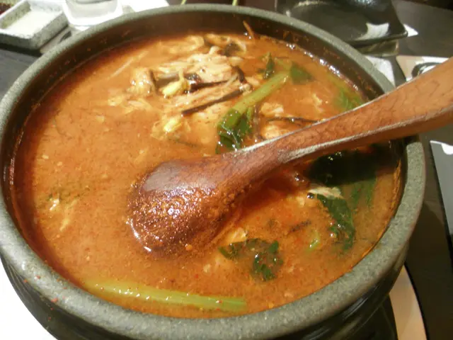 辣味牛肉湯泡飯，是韓式泡飯，有一點過鹹，每人分一小碗份量剛好。