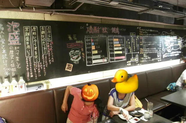 店內一角。黑板上寫滿肉、酒的介紹