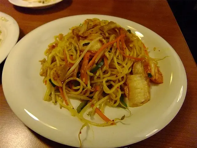  泡菜豬肉炒麵
