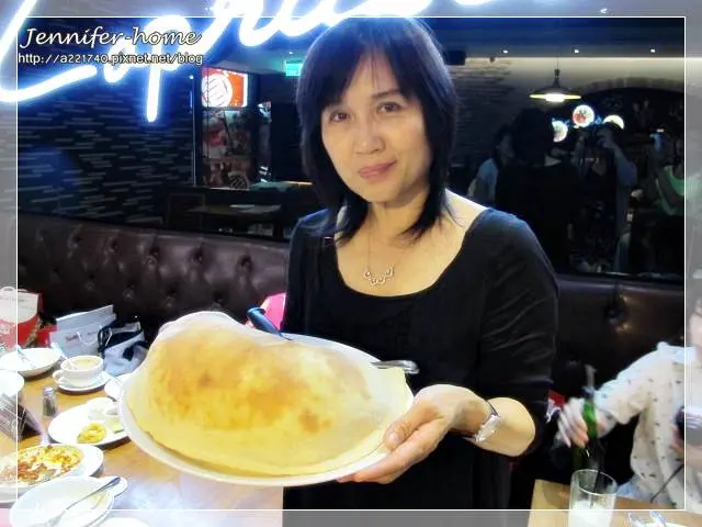 <白醬燻雞枕頭披薩$460>