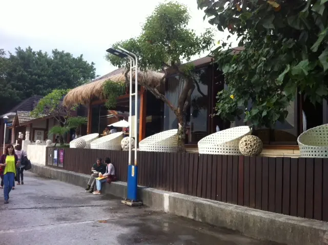 餐廳裝潢充滿熱帶風情，坐在椅子上吹吹風、看河景＆日落，讓人忘憂，很有療癒效果。