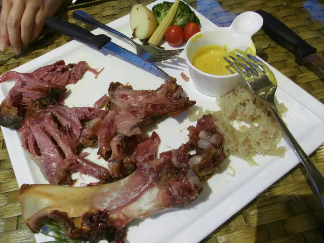 榕堤的豬腳先用胡椒粉、洋蔥、月桂葉醃過，味道不死鹹，皮酥脆、脂肪厚薄剛好。