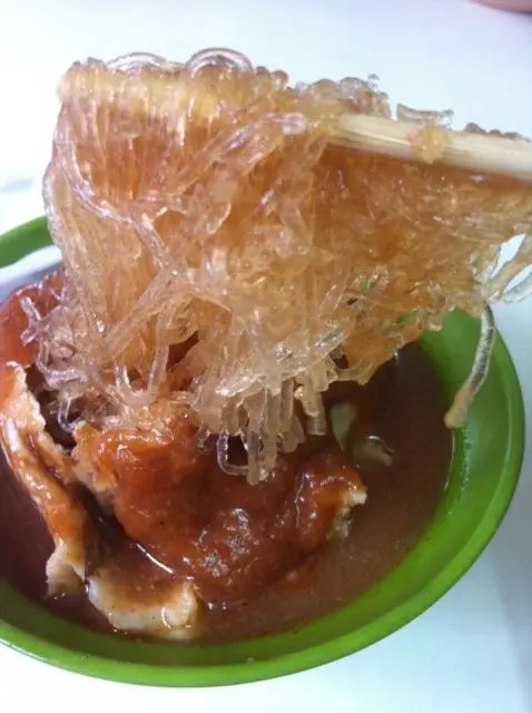 食法是先扳開油豆腐,讓包裹著的冬粉吸一下湯汁,與甜辣醬一起吃是最地道及滋味的吃法。