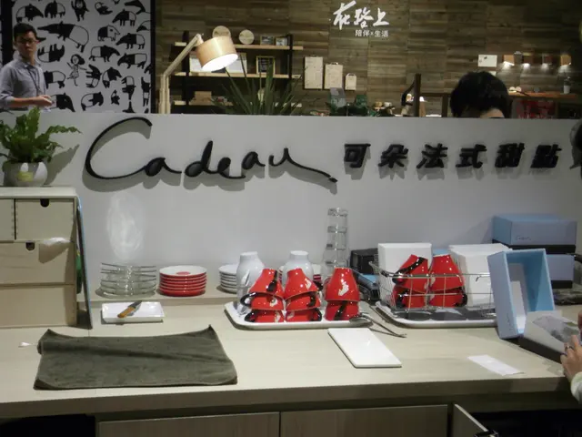 可朵主打法式甜點,售賣蛋糕、巧克力、咖啡及軟糖餅乾禮盒。