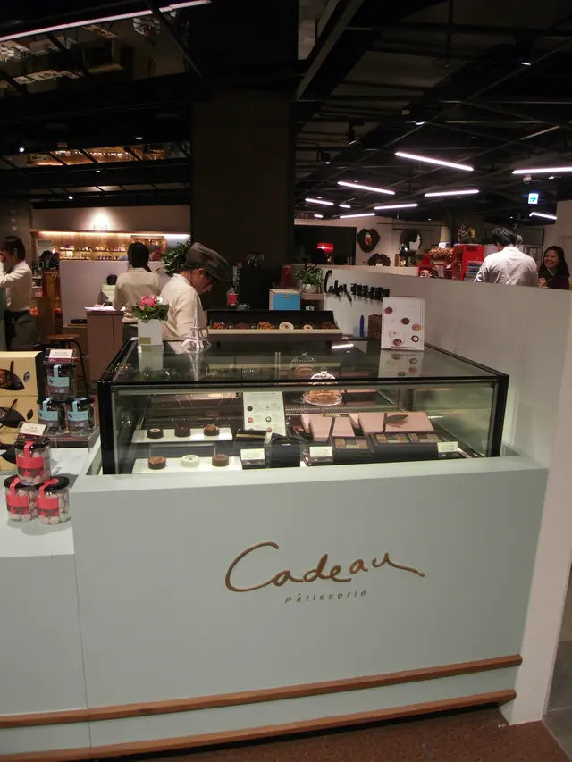 可朵Cadeau 專櫃蠻大的,擺滿各式商品。