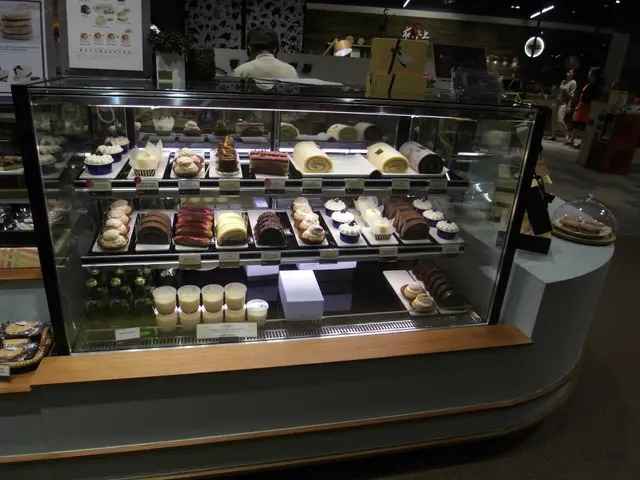 陳列著各式精美甜點花多眼亂需要耗一點時間選擇喔