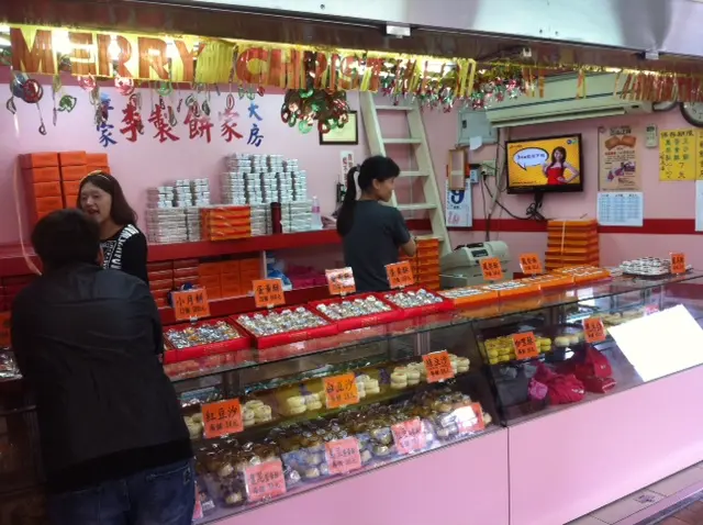 店裡陳列著各款中式糕點,價目標示清楚,收銀台堆滿包裝禮盒,可想而知,生意應該不賴