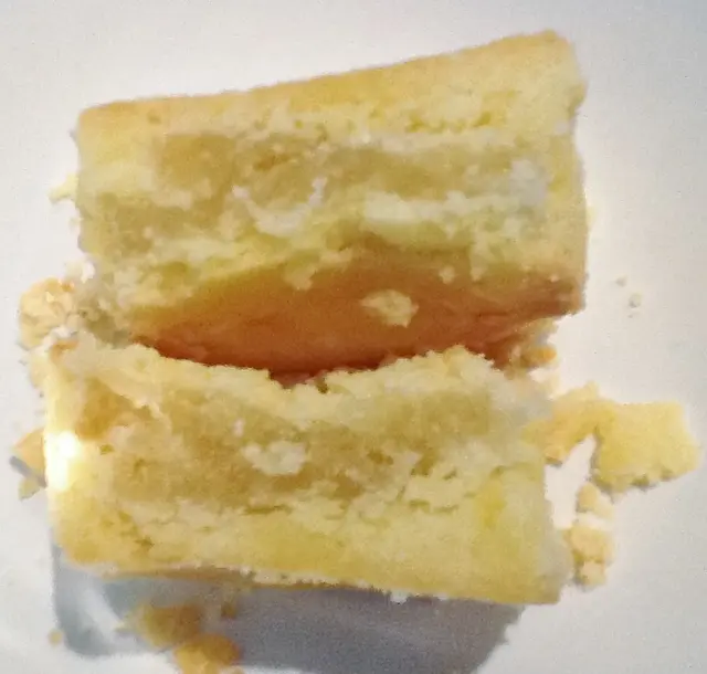 鳳梨酥的酥皮比較薄,餡料是甜的冬瓜蓉。