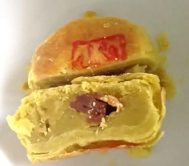 咖哩酥有濃郁咖哩的微甜味道,夾著肉乾的鹹味,吃過很容易會上癮。