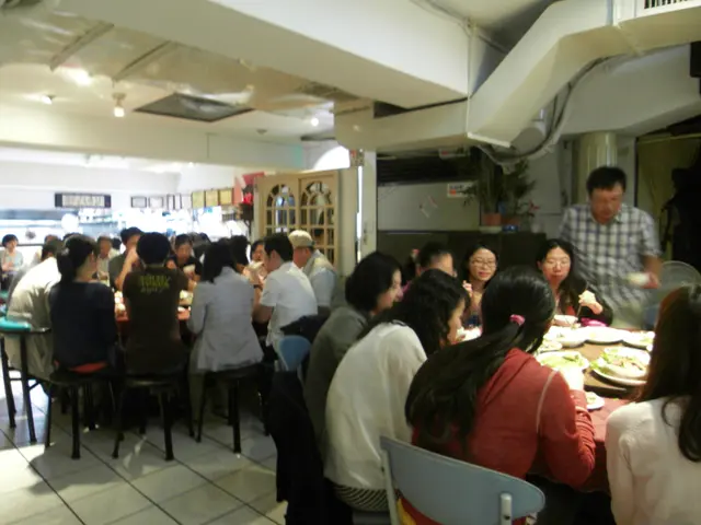 店裡放了幾張大桌,目測大約可坐4-50人。當天有3大桌訂桌,一早就擠滿了餐廳。