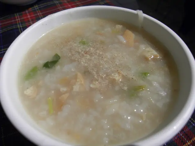 芋頭粥加了豆乾、胡椒粉,說不出的香甜。