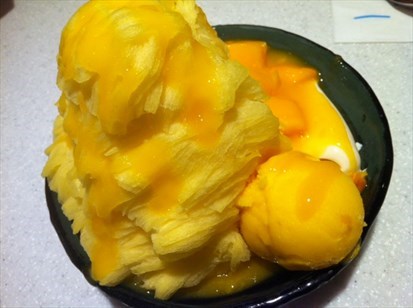 新鮮芒果棉花甜內容物：芒果棉棉冰 、芒果冰淇淋、奶酪、芒果汁及芒果塊。