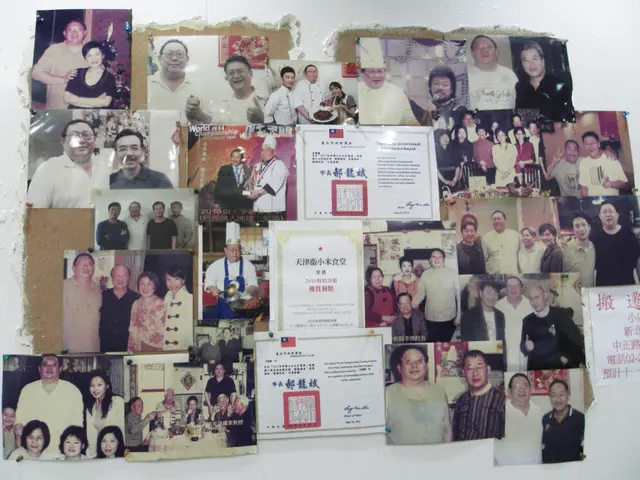 哇！大廚獲獎無數，也貼滿了名人與大廚的合照。