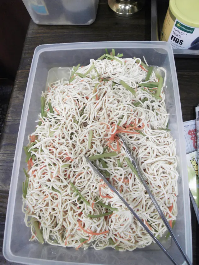 老闆送的豆乾絲，有微微的花椒味，好吃！一大盤放在餐廳中間備用，是很大的誘惑，很想偷偷打包回家。