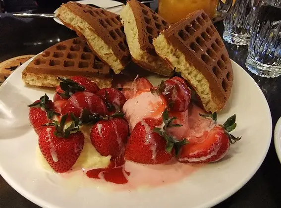 草莓冰淇淋鬆餅