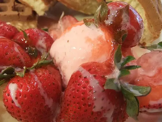 草莓冰淇淋鬆餅