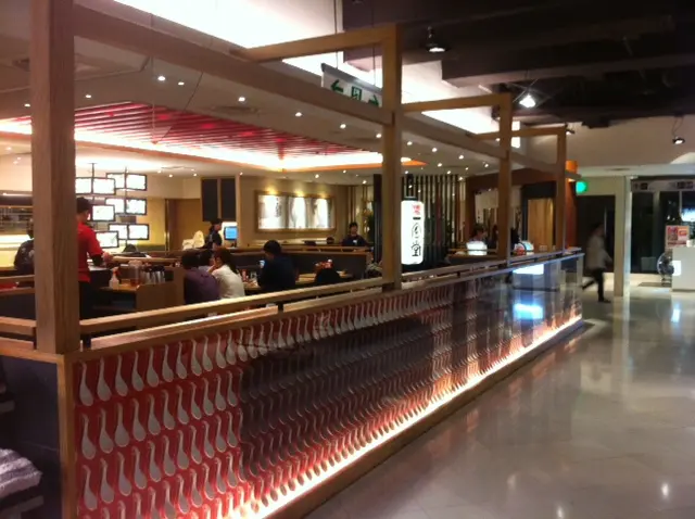 A8館內的一風堂號稱深夜食堂，營業到晚上12點，逛街累了直接去享受熱騰騰的拉麵。