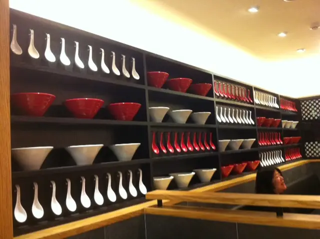 每一間一風堂的裝潢都很類似；主要以大大的燈籠、紅白湯碗、湯杓做裝飾. 