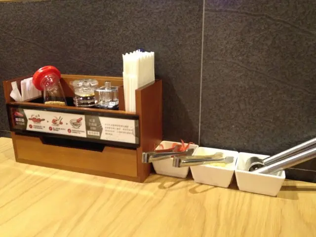 調味料都是整齊、乾淨地排列在桌上