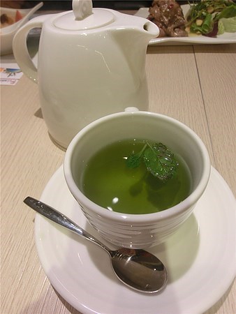 歐薄荷加上金盞花泡的熱茶,茶色像抺茶,很甘