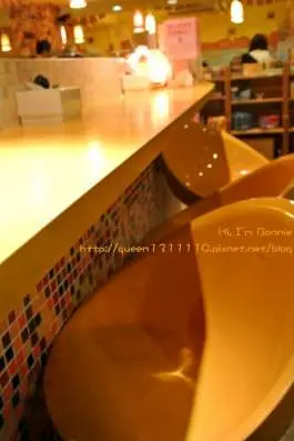 有吧台的位置,一個人來的話,坐在這裡一點兒也不突兀唷