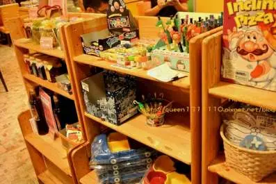 門口旁邊還擺了玩具賣呢!!!有筆、家家酒、印章,很有商業頭腦耶,因為通常這種顏色鮮明的餐廳小孩子都會很開心很嗨很嗨的到處亂跑