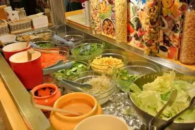 沙拉吧的部分還蠻迷你的,讓我有點失望,僅僅供應沙拉、兩種濃湯、多樣飲品,感覺如果更多一點會更好