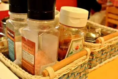 調味料還有碗跟盤子都擺在沙拉吧區唷,還蠻明顯可以看到的